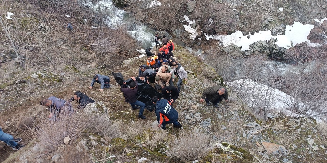 Bitlis'te hafif ticari araç, dereye uçtu: 3 ölü, 5 yaralı