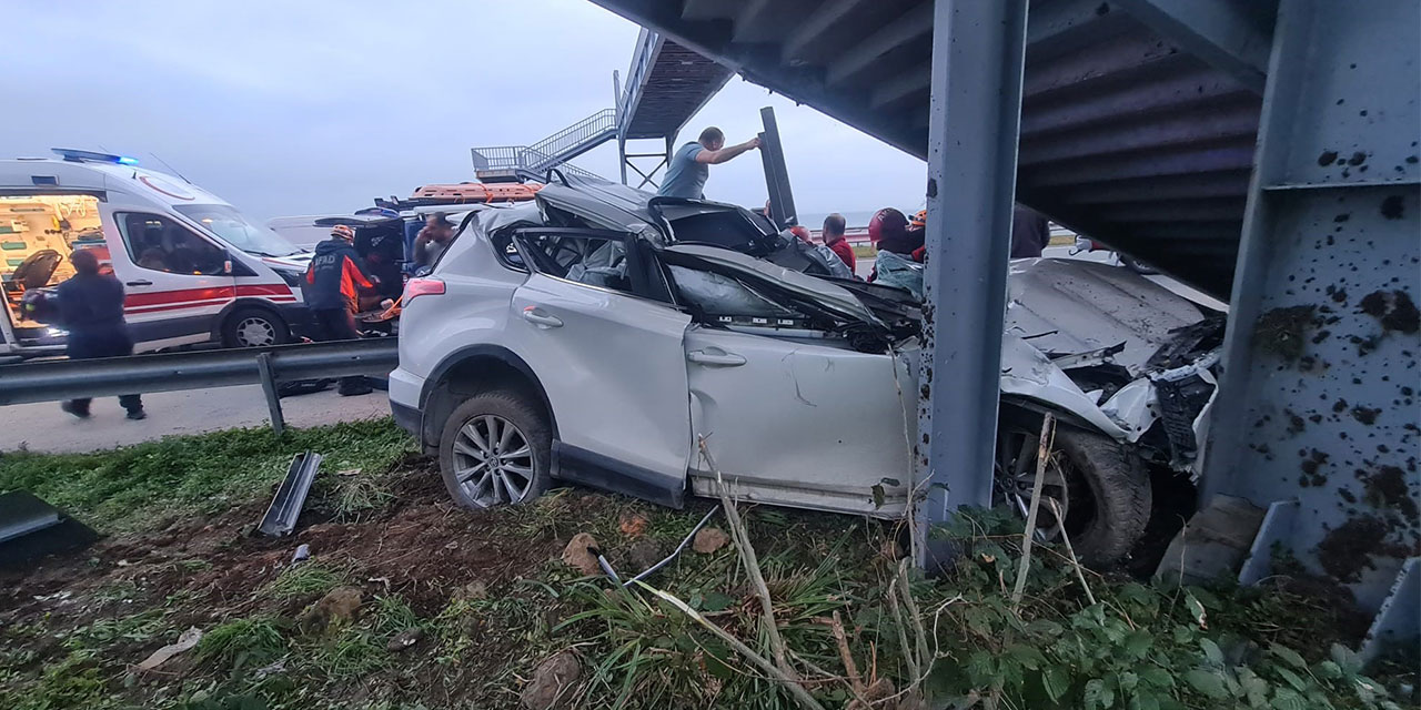 Rize'de üst geçidin ayağına çarpan araçtaki imam hayatını kaybetti