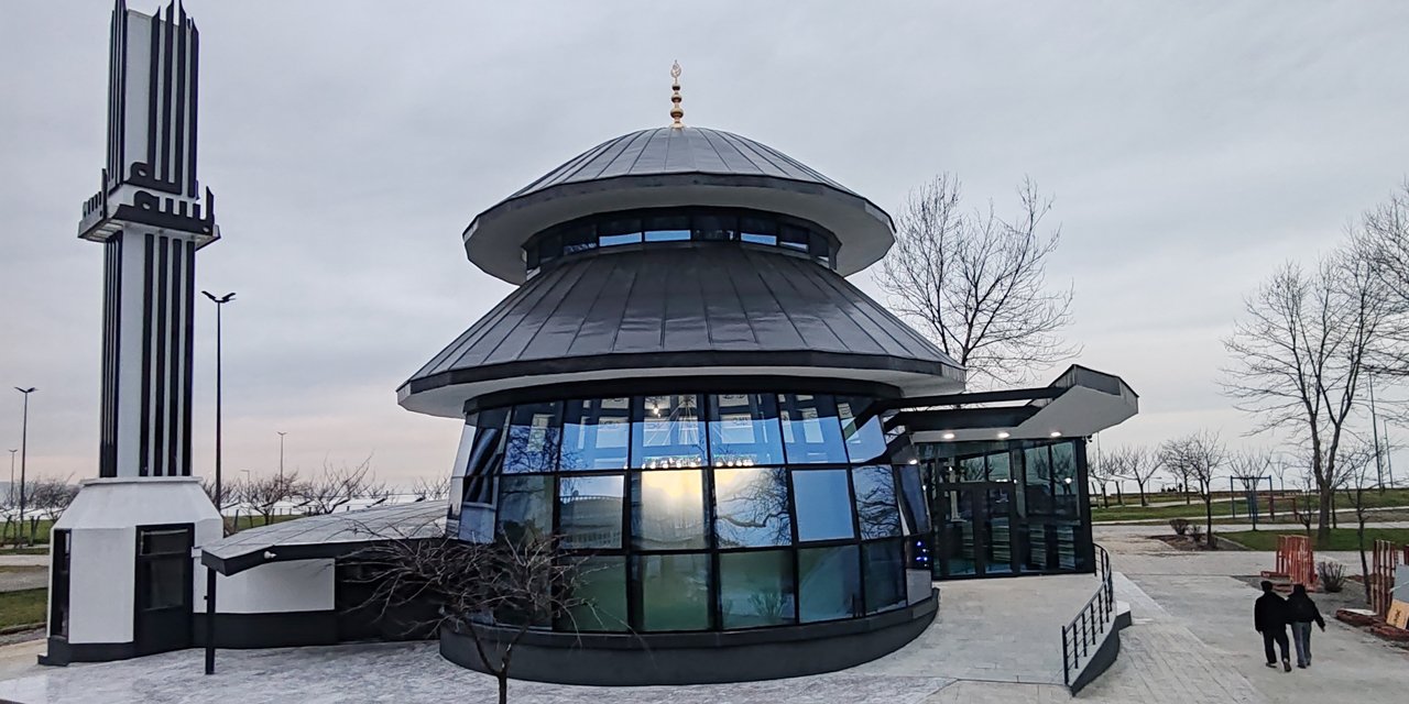 Denize nazır 'camlı cami' ilk teravihle açılıyor