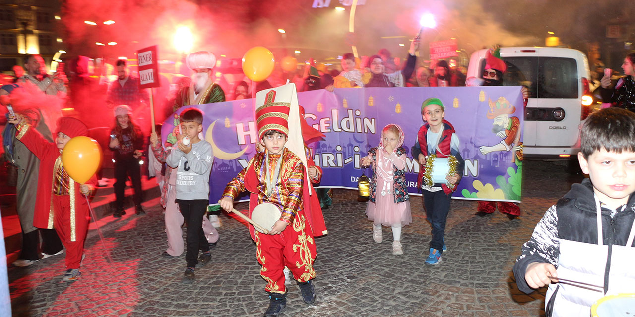 Rize’de minikler ve aileleri Ramazan ayını fener alayı ile karşıladı