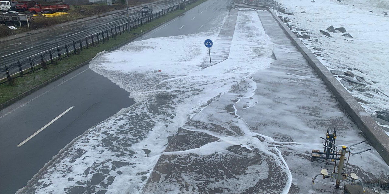 Rize'de dalgalar kayalıkları aşıp sahil yoluna ulaştı