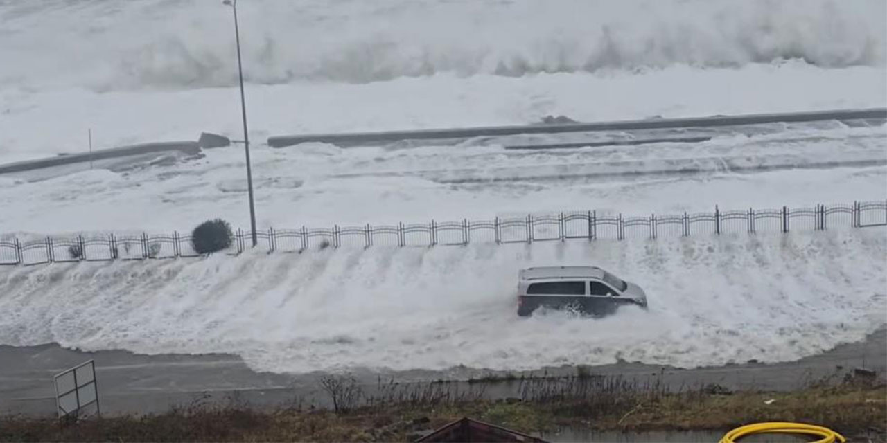 Rize'de dalgalar kayalıkları aşıp sahil yoluna ulaştı