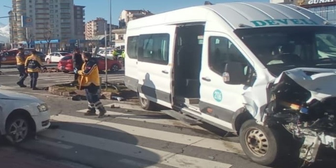 Kayseri'de otomobil ile minibüs çarpıştı: 14 yaralı