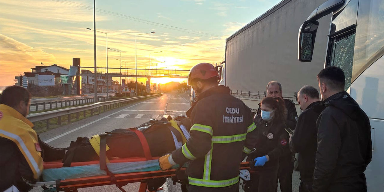Ordu'da otobüs ile tırın çarpıştığı kazada 4 kişi yaralandı