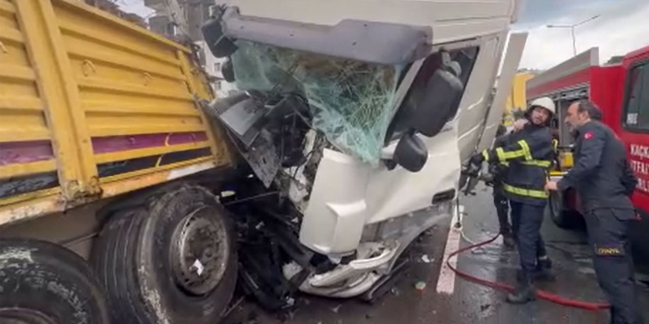 Rize'de arıza yaptığı için park halinde olan tıra başka bir tır çarptı