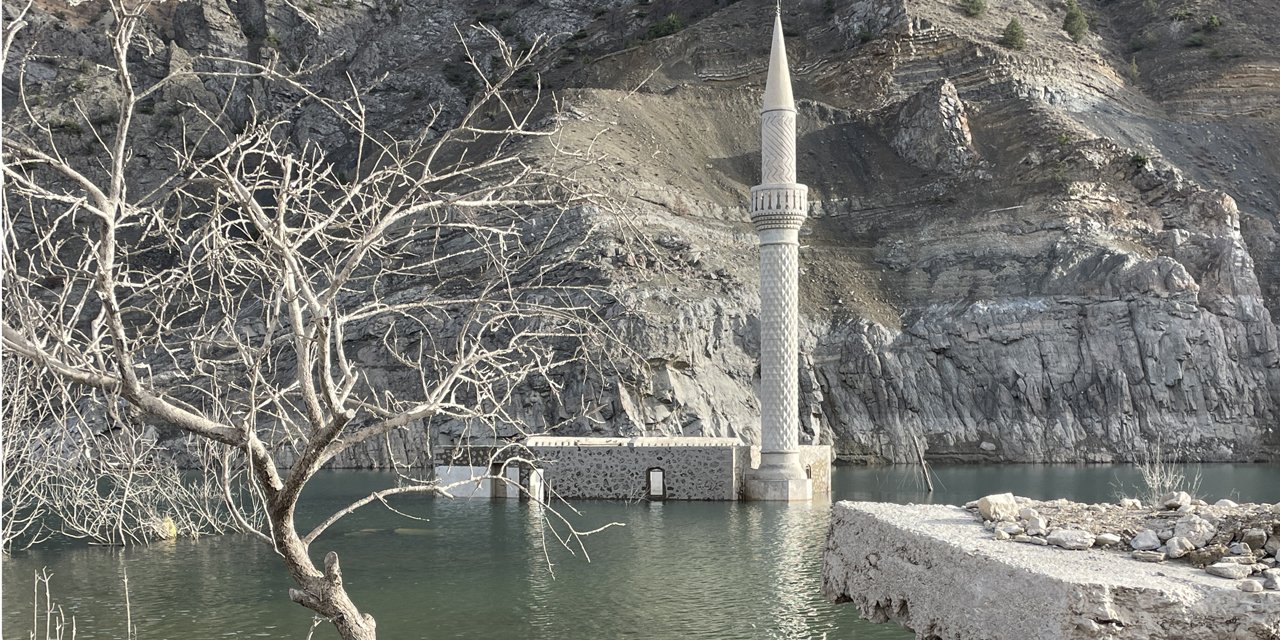 Baraj suları çekildi, ortaya çıkan köyde anılar tazelendi
