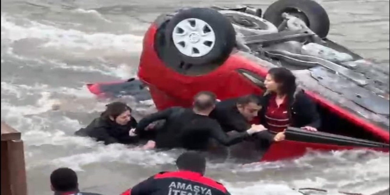 Hafif ticari araçla çarpışan otomobil, nehre uçtu; anne ile kızı yaralı