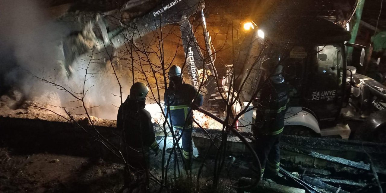 Samanlıkta çıkan yangın ahıra sıçradı; 25 büyükbaş öldü