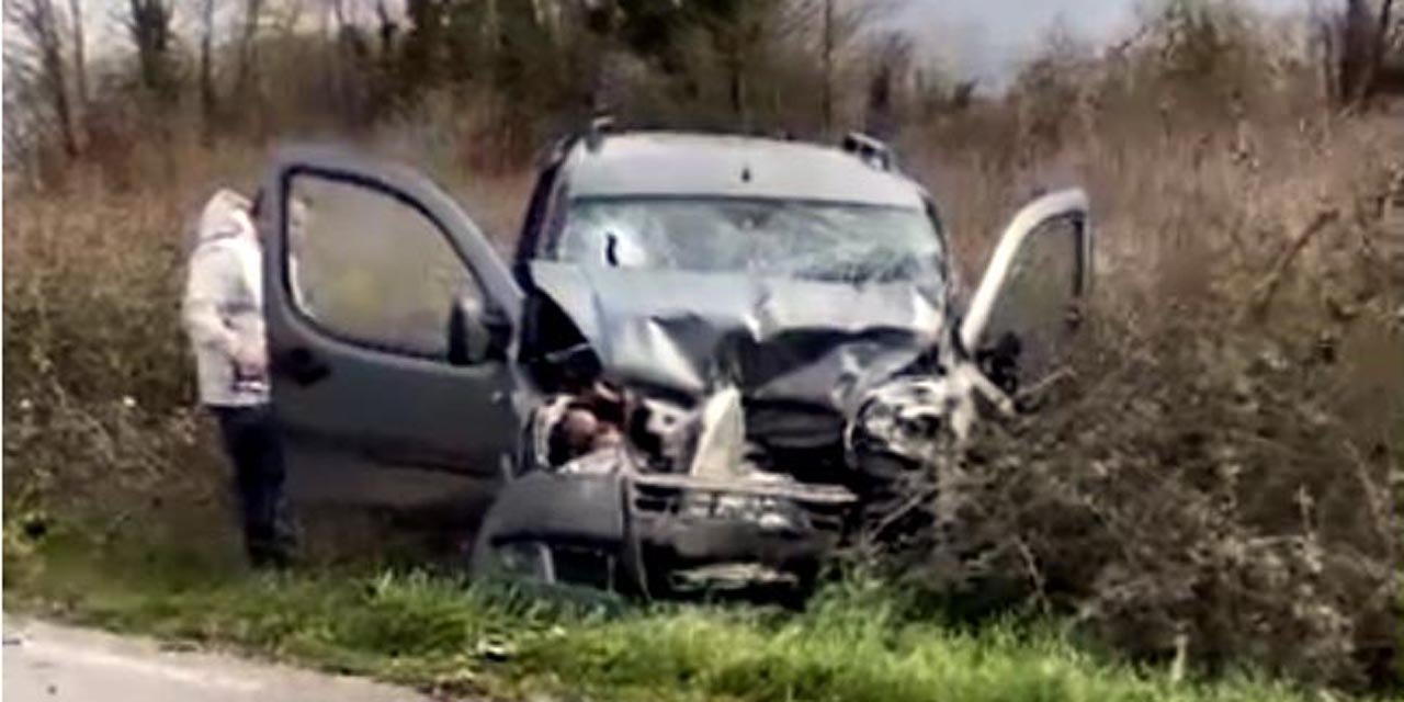 İki araç kafa kafaya çarpıştı: 1 ölü, 4 yaralı