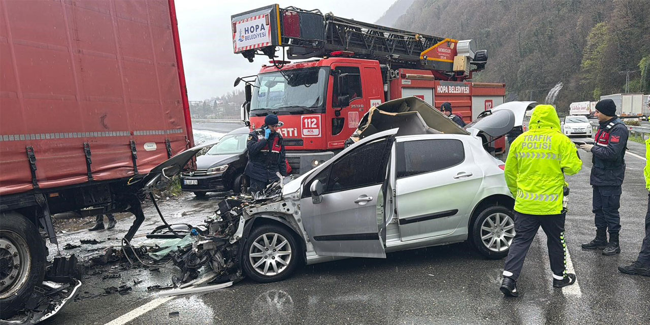Artvin'de otomobil park halindeki tıra çarptı: 2 ölü, 1 yaralı