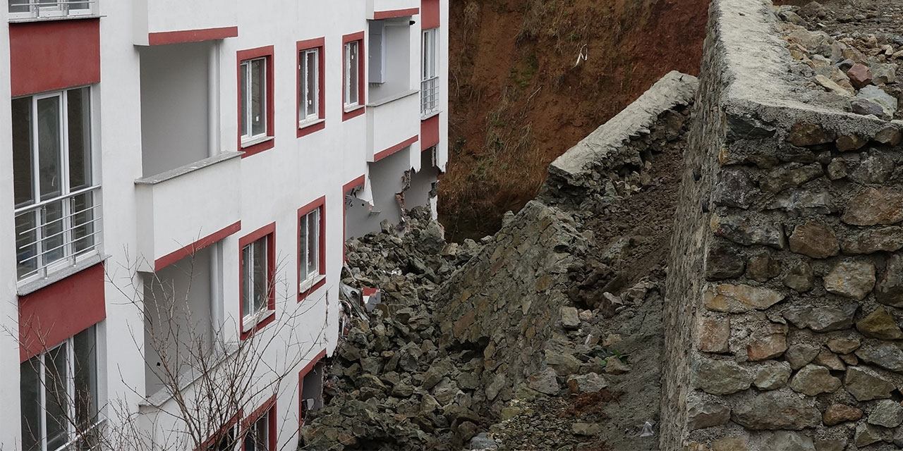 Trabzon’da istinat duvarı çöktü ,2 daire hasar gördü