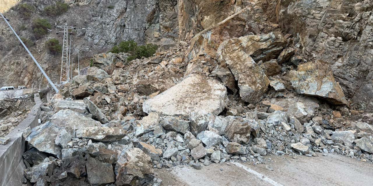 Gümüşhane- Giresun kara yolu heyelan nedeniyle ulaşıma kapandı