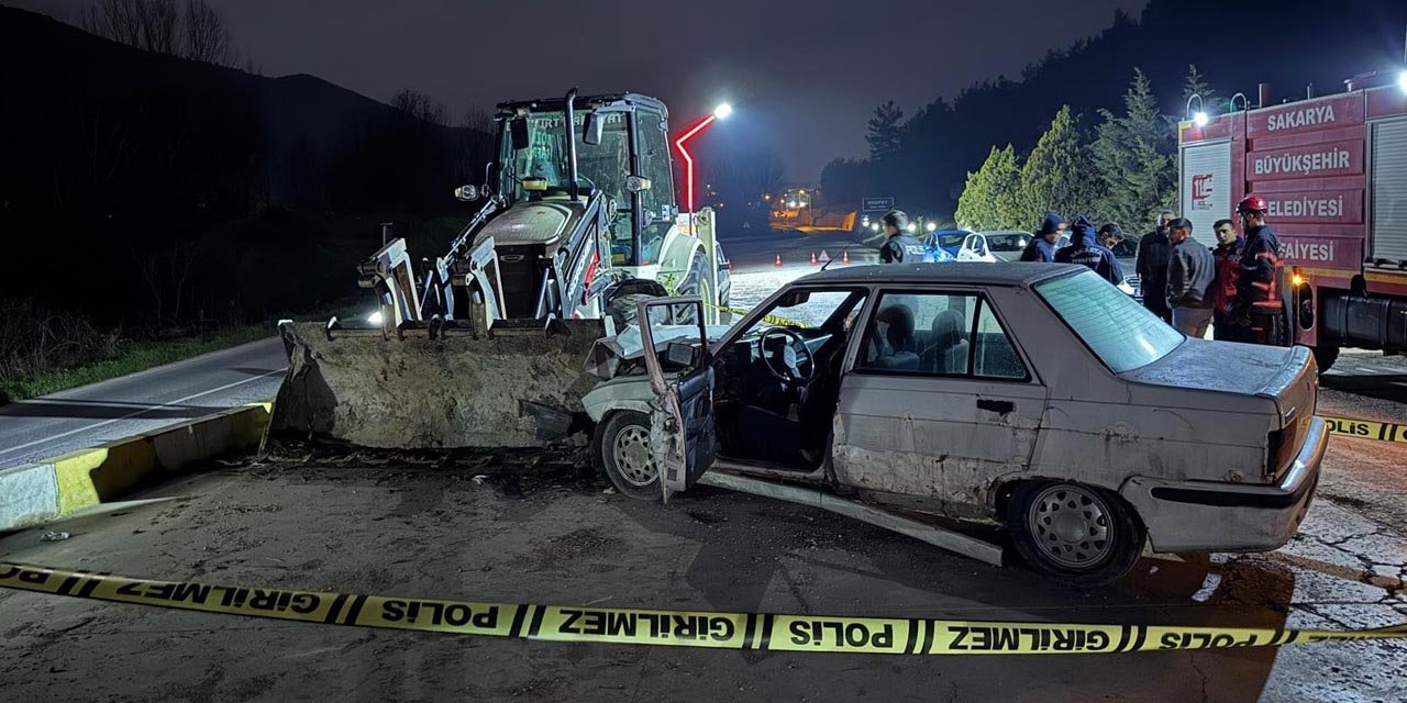 Park halindeki iş makinesine çarpan otomobilin sürücüsü öldü