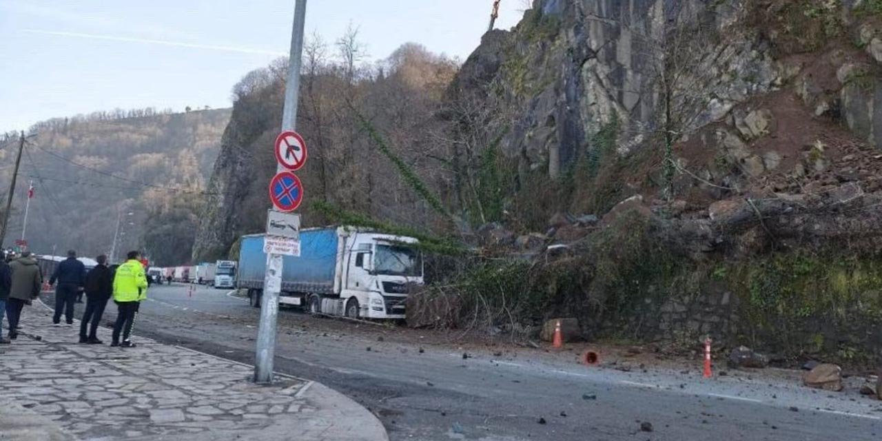 Artvin'de heyelan; TIR hasar gördü