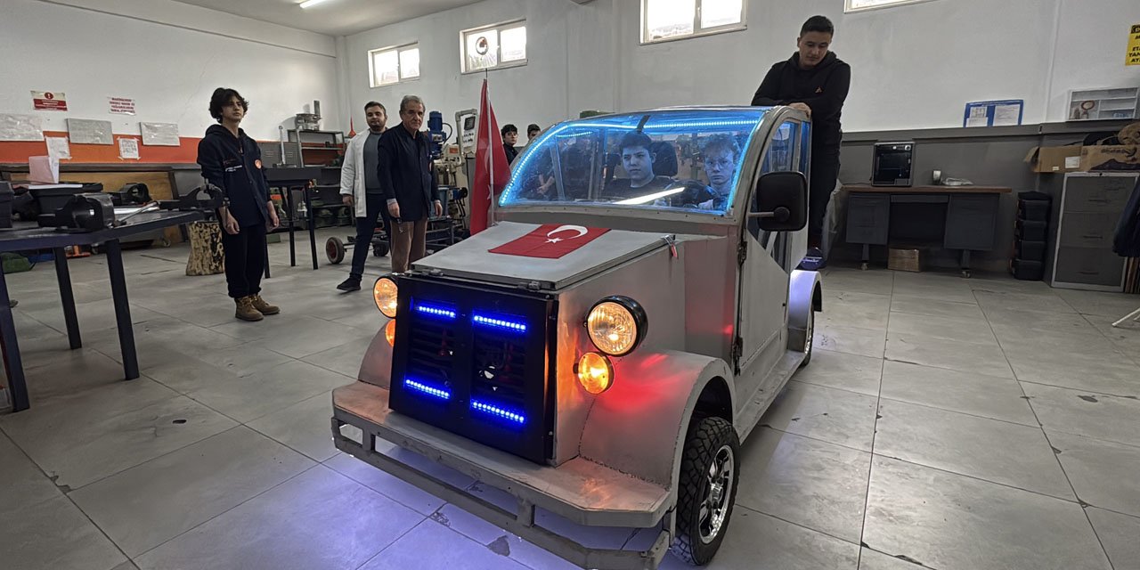 Lise öğrencileri geri dönüşüm malzemeleri ile araç üretti