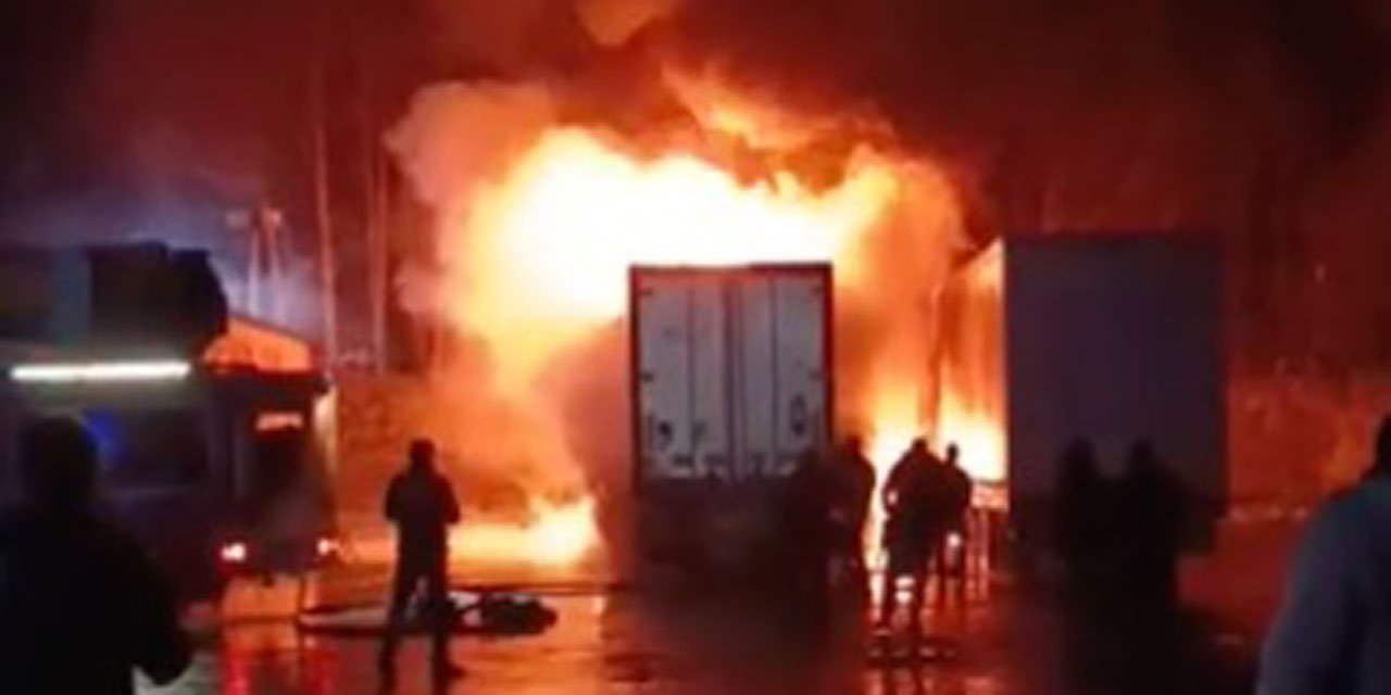 Park halindeki 2 TIR alev alev yandı