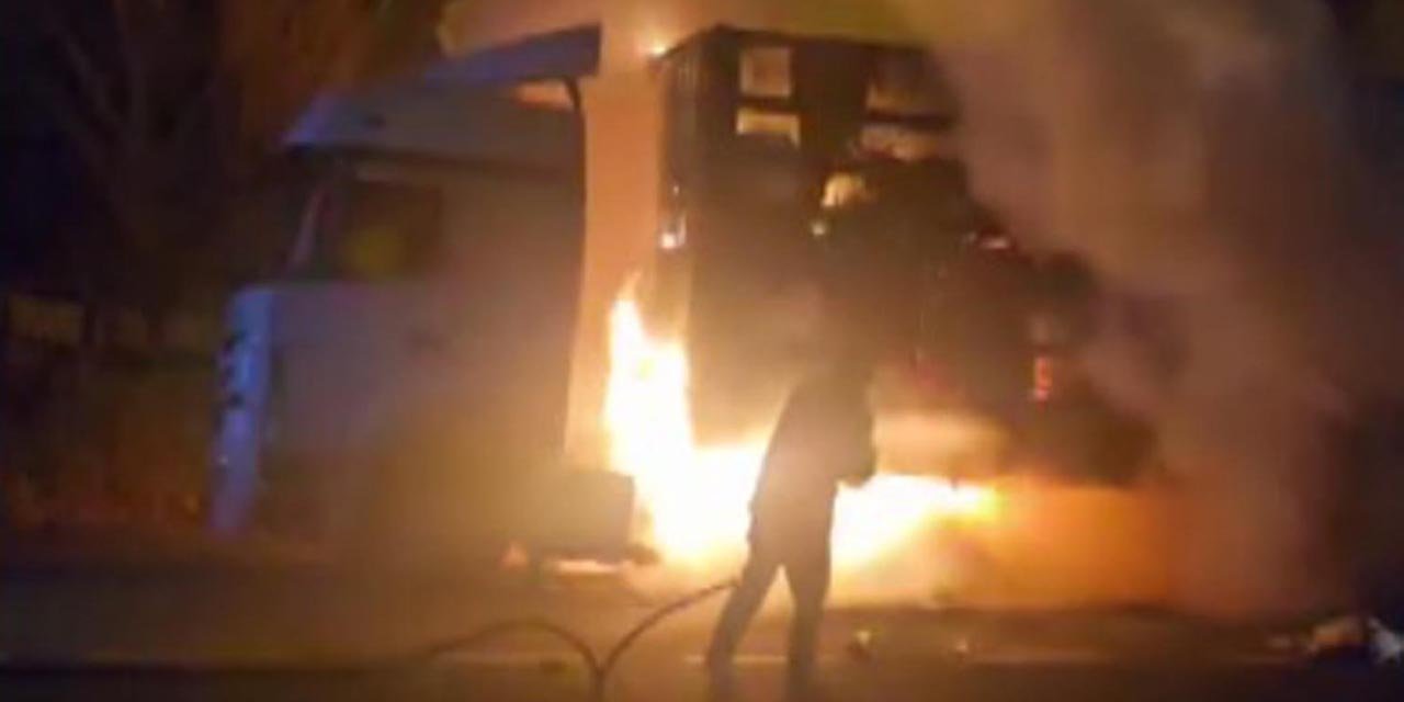 Pamuk yüklü TIR yandı