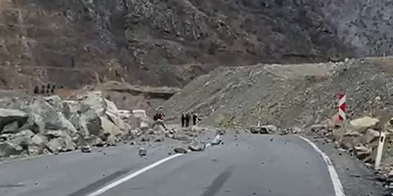 Artvin-Şavşat kara yolu heyelan nedeniyle ulaşıma kapandı
