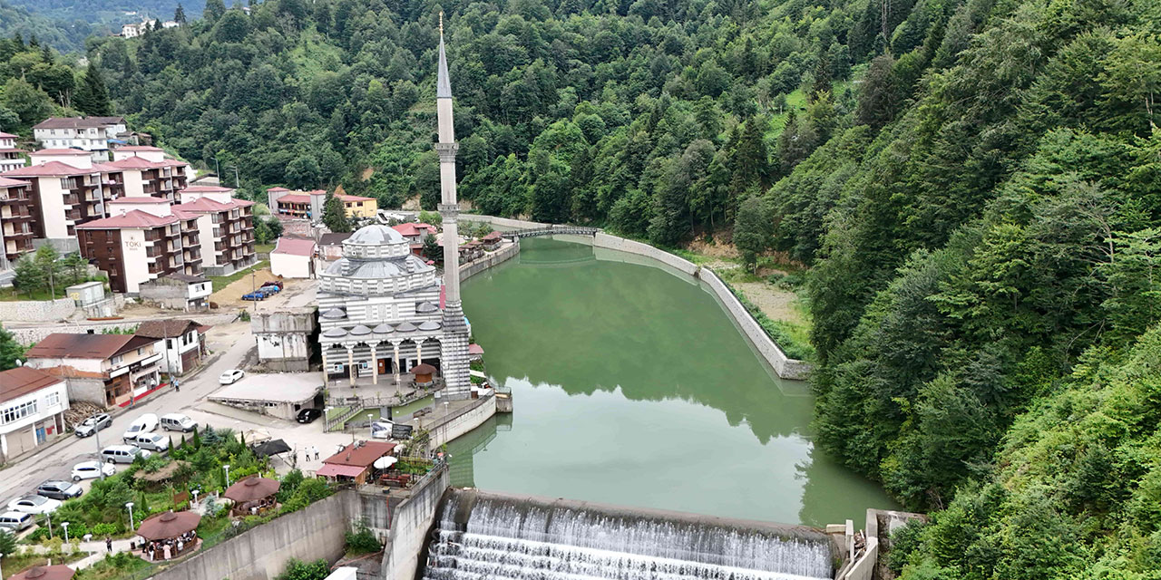 Hemşin'de DSİ'nin yaptığı taşkın kontrol ve köprü imalatı tamamlandı
