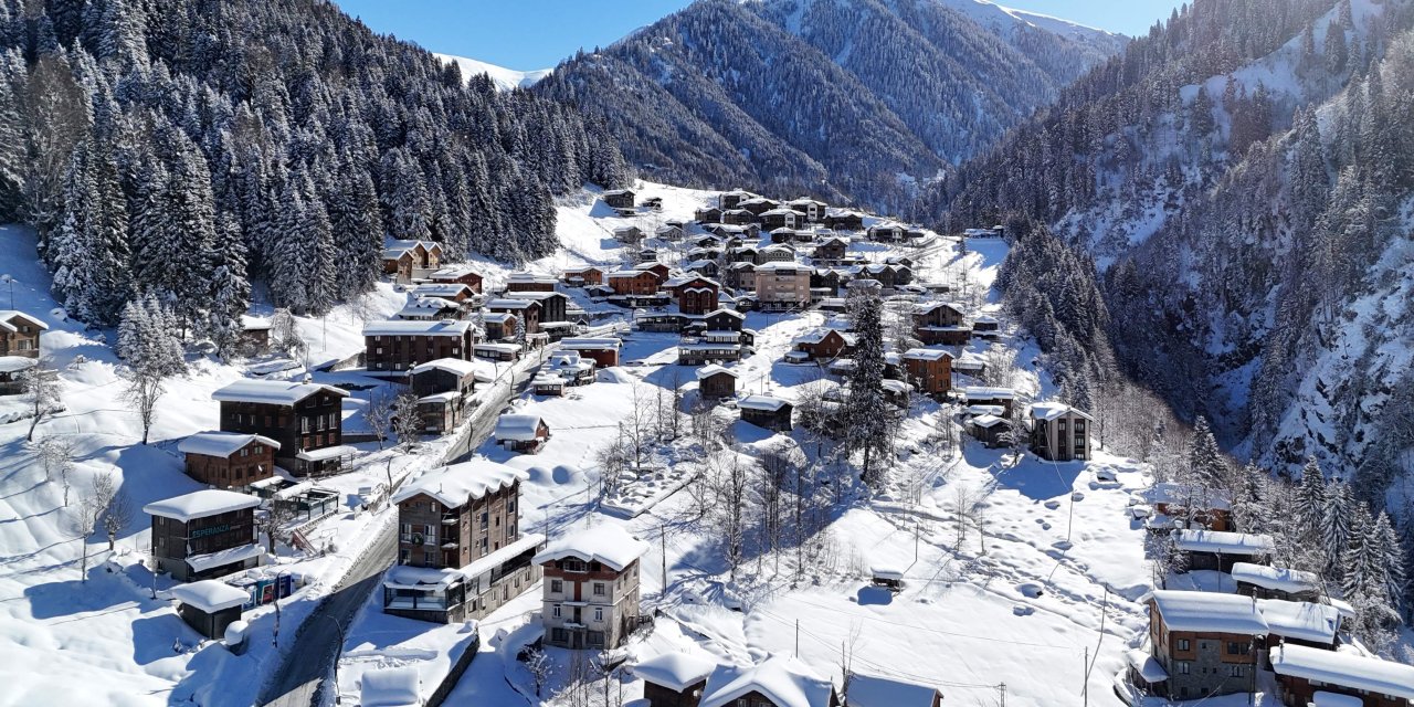Rize'de karla kaplanan Ayder Yaylası dronla görüntülendi