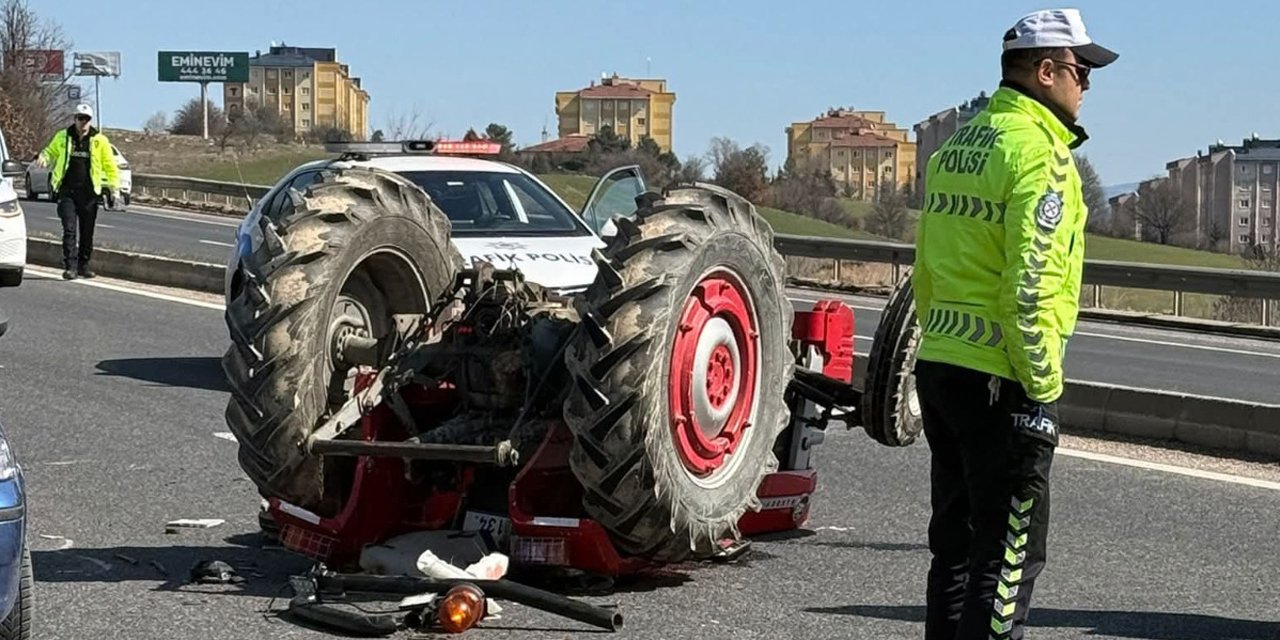 Ahşap elektrik direği taşıyan traktör devrildi: 1 ölü