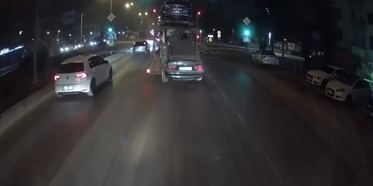 Oto kurtarıcıda yüklü otomobil, yola düştü; o anlar kamerada