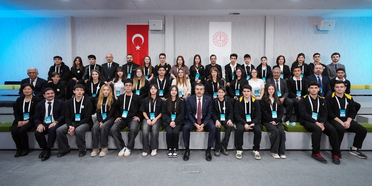 Bakan Tekin, öğrencilerin hazırladığı ‘Haberimiz Olsun’ bültenine konuk oldu