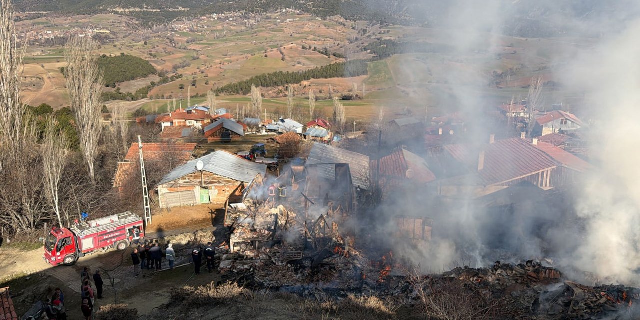 Çorum’da yangın; 2 ev ve 1 traktör kullanılamaz hale geldi