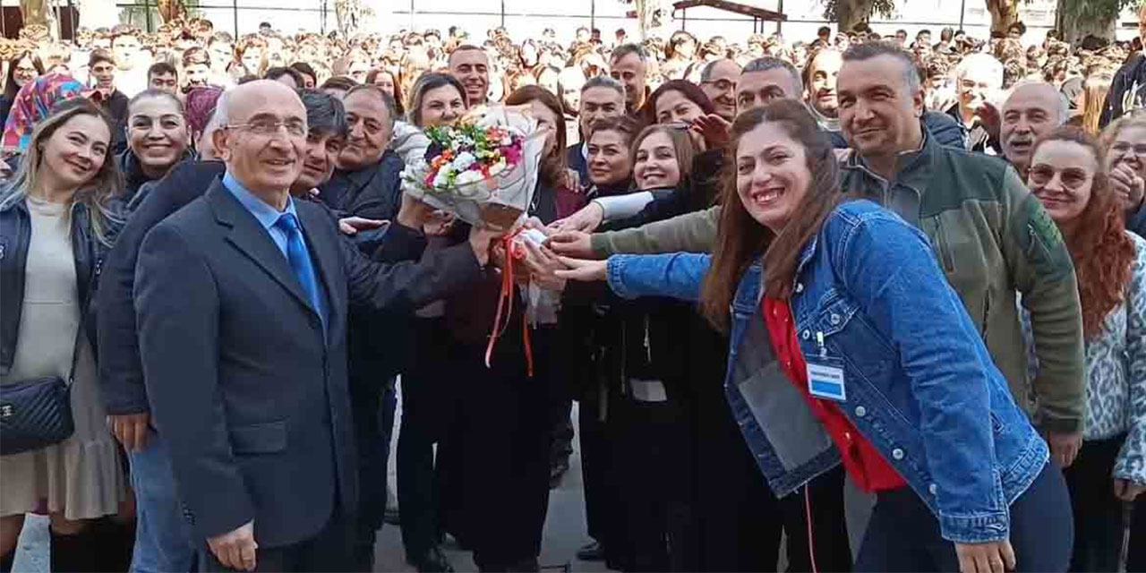 Meslek hayatında 50 bin öğrencinin hayatına dokunan 40 yıllık öğretmene alkışlar içerisinde hüzünlü veda