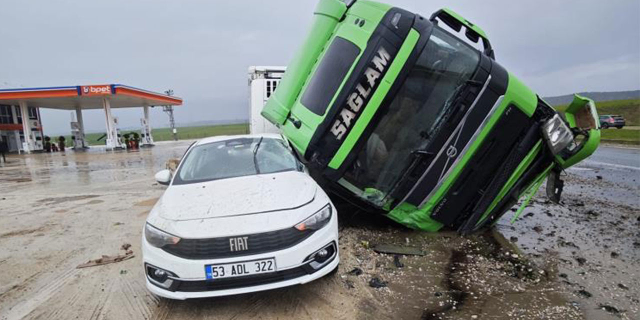 Tır, Rize plakalı otomobilin üstüne devrildi