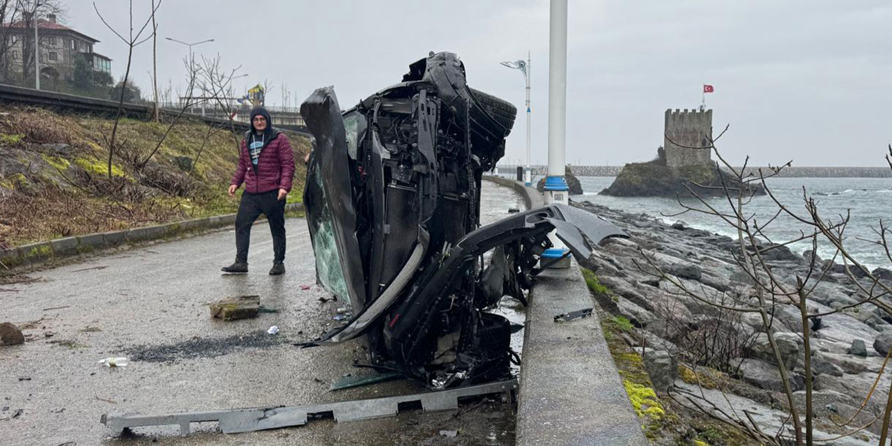 Rize'de kayganlaşan yolda otomobil takla attı