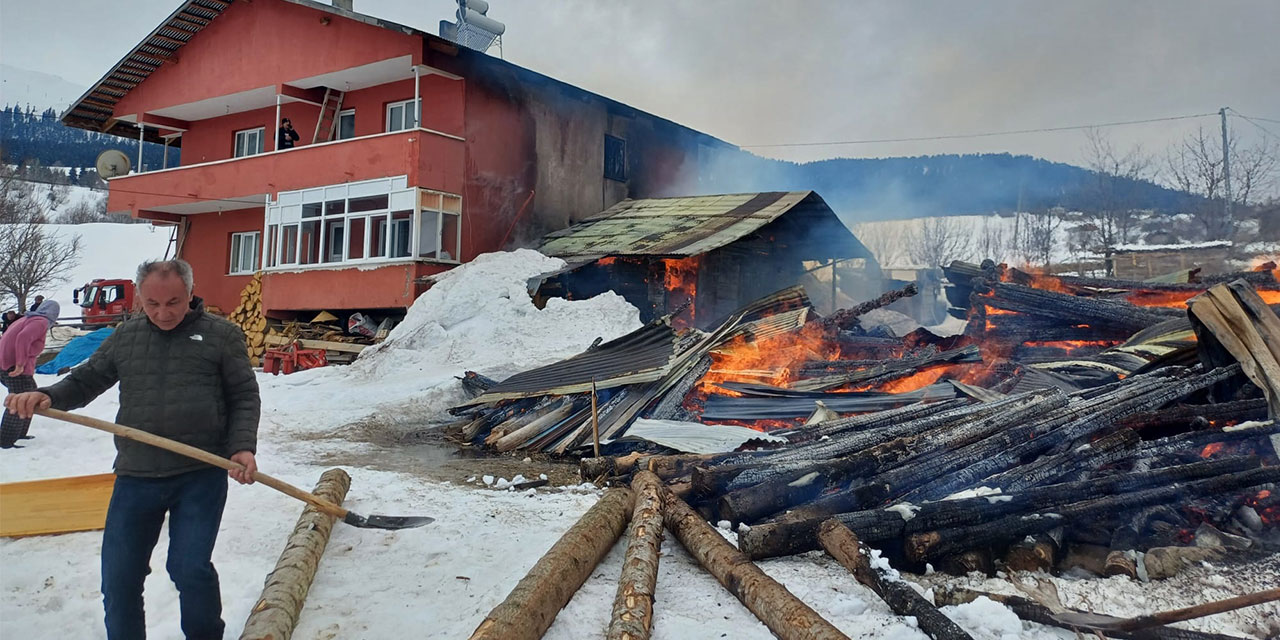 Artvin’de yangın: 1 ev, 2 ahır ve 1 ambar küle döndü