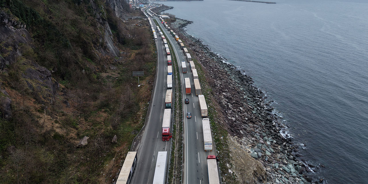 Karadeniz Sahil Yolu’nda 29 Kilometrelik TIR Parkı: Kuyruklar Arhavi’ye Uzandı!