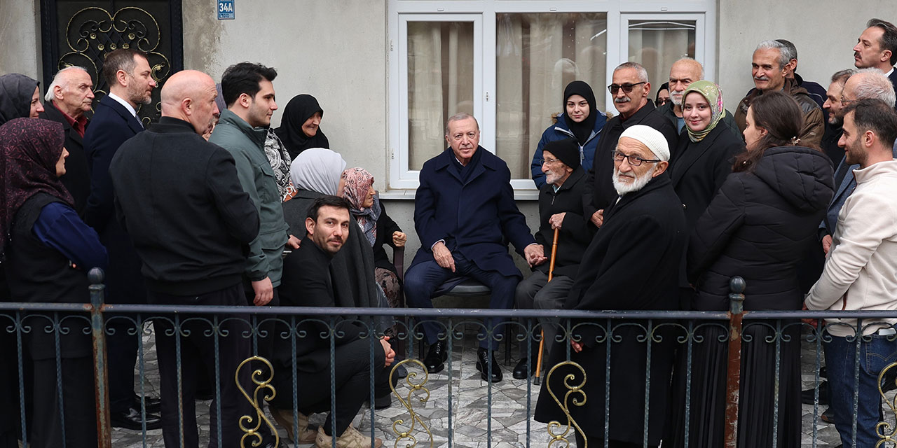 Cumhurbaşkanı Erdoğan, Rize’de komşularıyla bayramlaştı