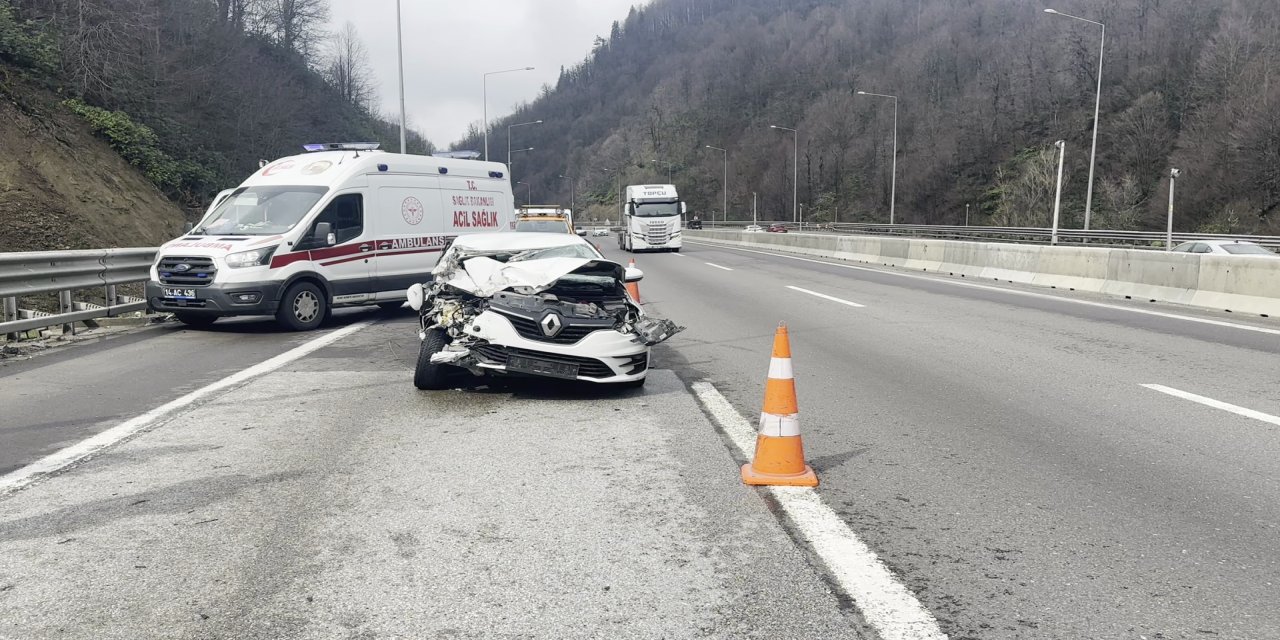 Otomobil, önündeki kamyonete çarptı: 2'si çocuk, 4 yaralı