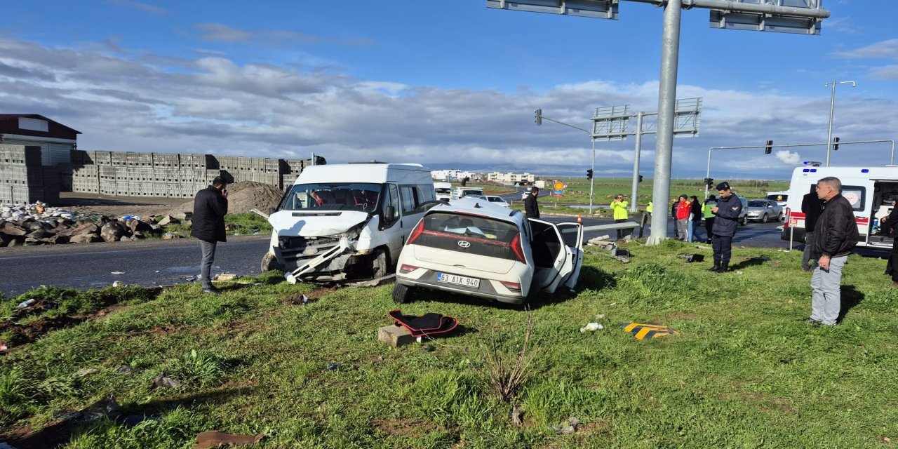 Öğrenci servis minibüsü ile otomobil çarpıştı: 13 yaralı