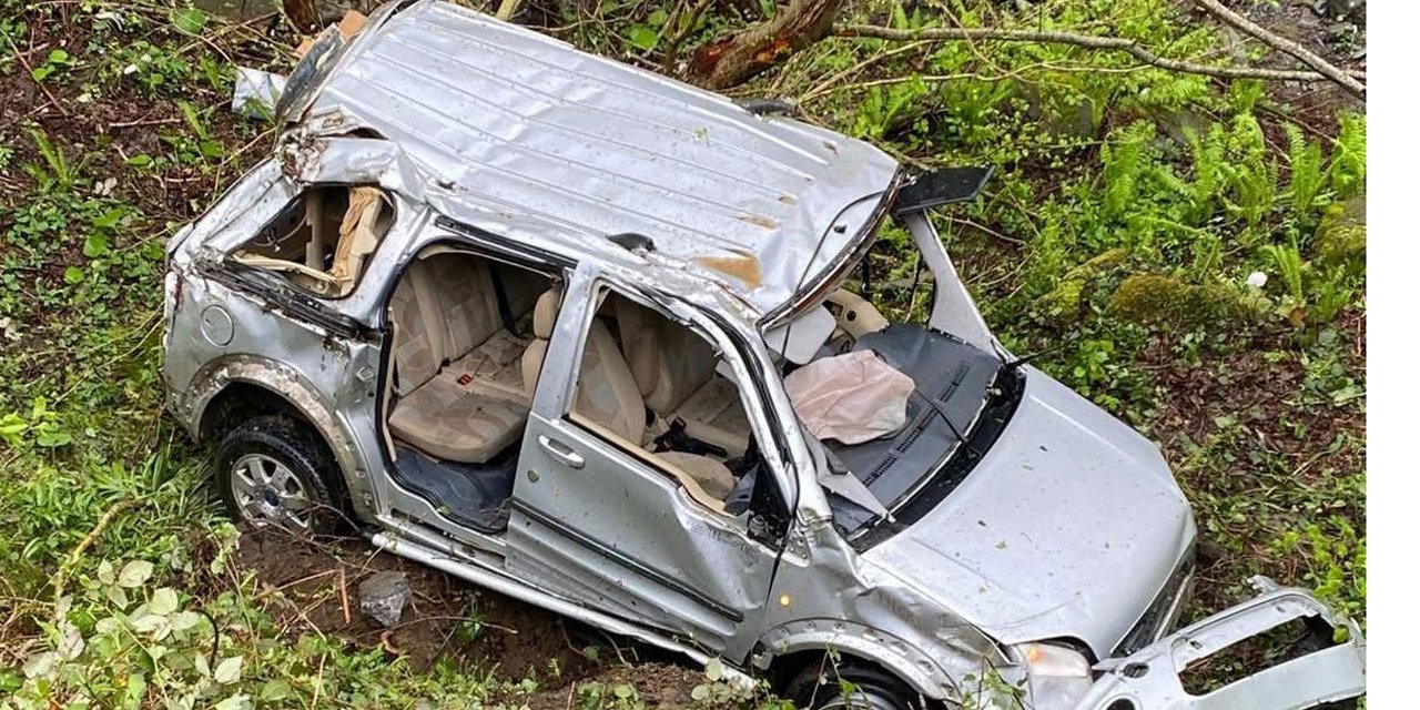 Uçuruma yuvarlanan aracın sürücüsü ile onu kurtarırken fenalaşan görevli, hastaneye kaldırıldı