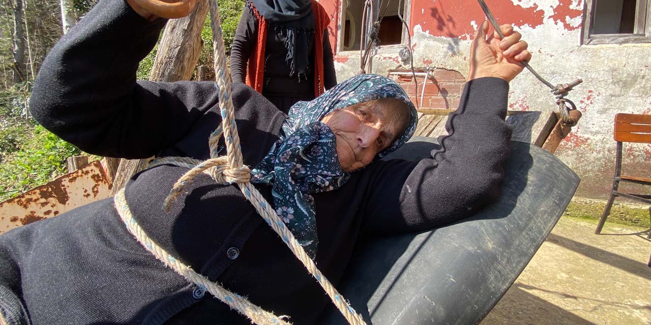 Rize'de yol olmayan eve çelik tel üzerinde tehlikeli yolculuk