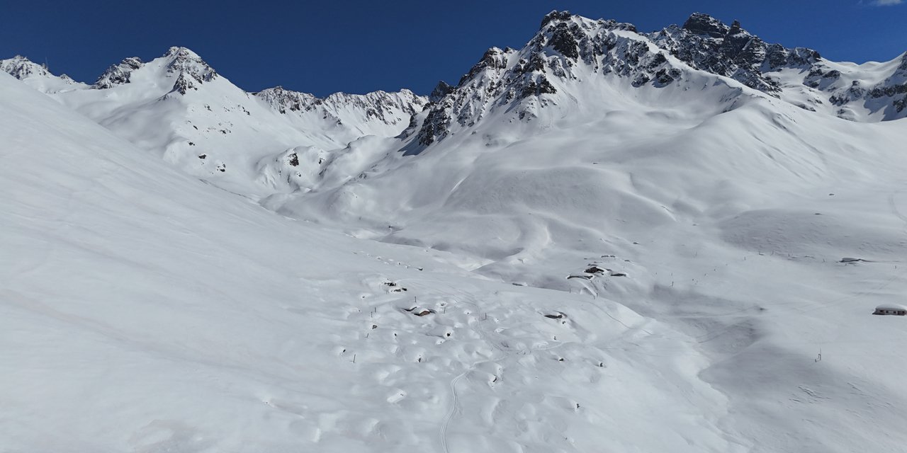 Rize'de karlar altında kalan yayla evleri havadan görüntülendi