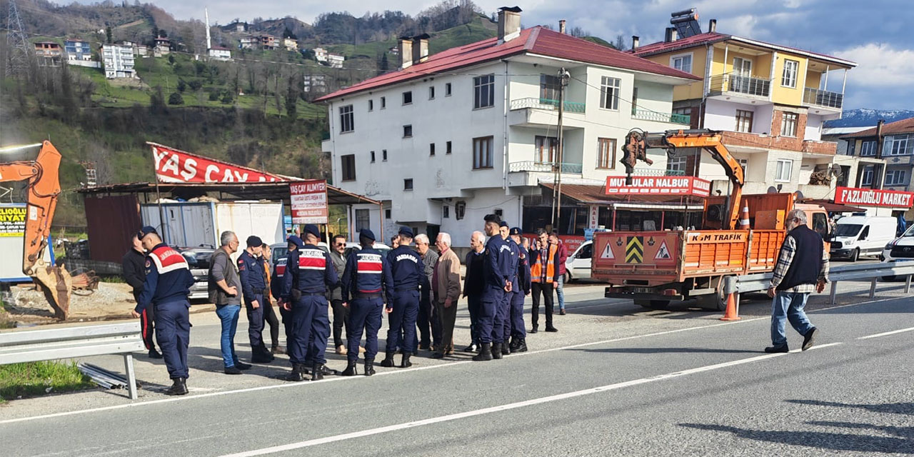 Kalkandere’de Kavşak Gerginliği: 20 Yıllık Yol Kapatılınca Vatandaş Yola İndi!