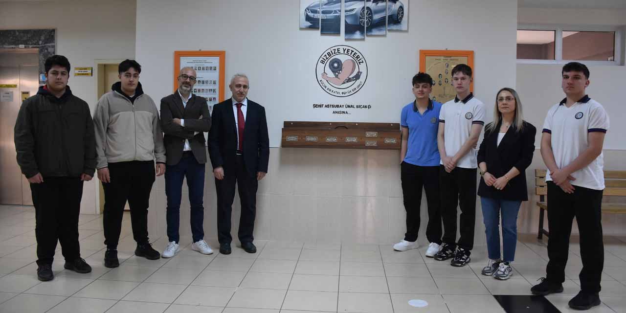 Lise öğrencileri harçlıklarıyla okuldaki arkadaşlarına burs veriyor