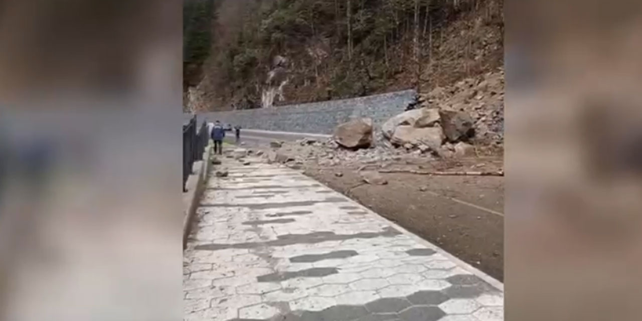 Rize'de Çamlıhemşin-Ayder Yaylası kara yolunda heyelan