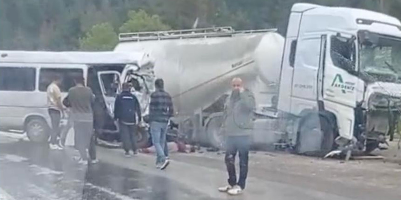 Antalya-Isparta karayolunda işçileri taşıyan minibüs ile beton mikseri çarpıştı: 7 ölü, 7 yaralı
