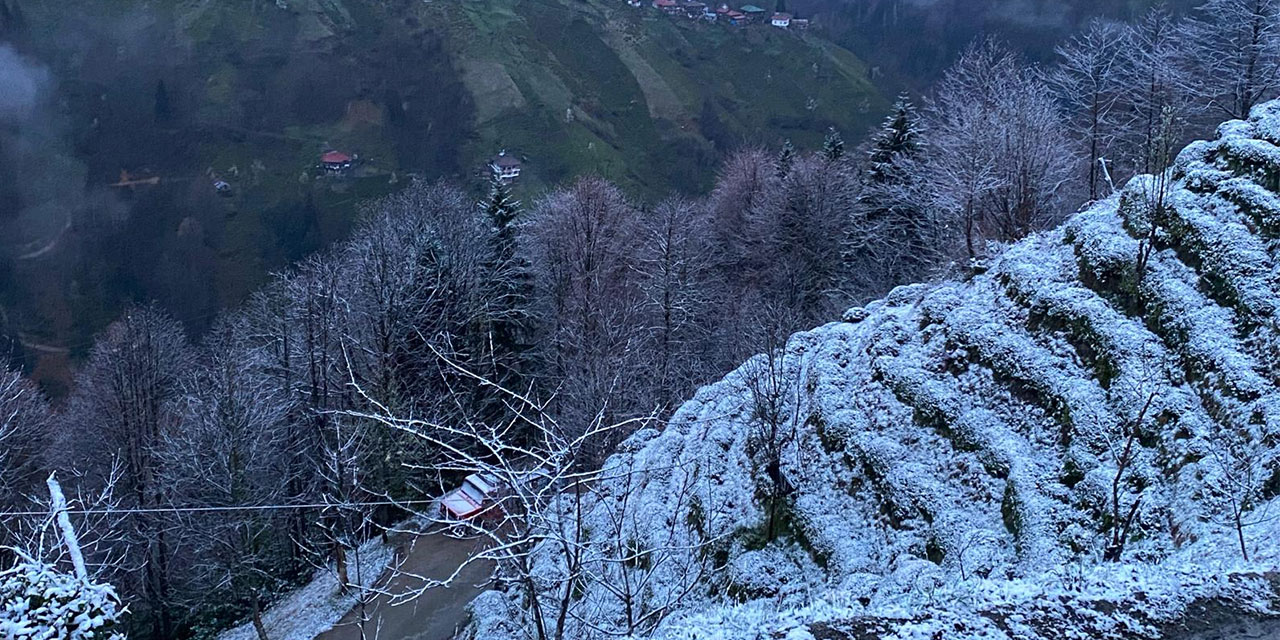 Nisan Ayında Rize’de Kar Sürprizi: Çay Bahçeleri Beyaza Büründü