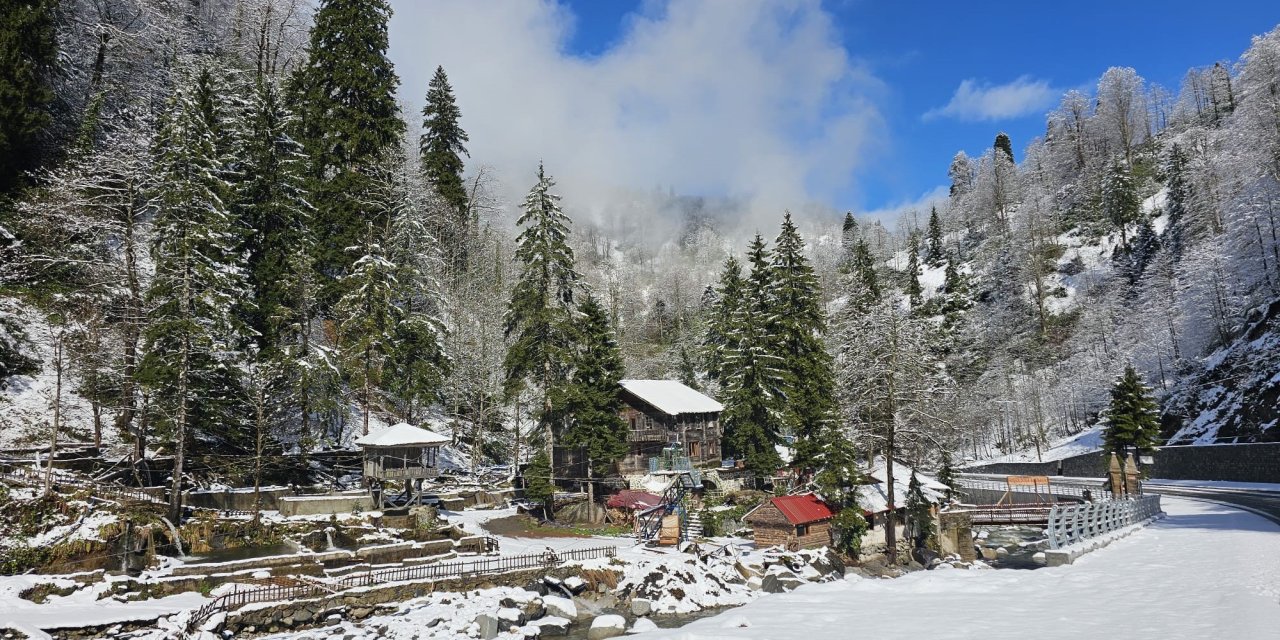 Rize'de nisan ayında Ayder Yaylası beyaza büründü