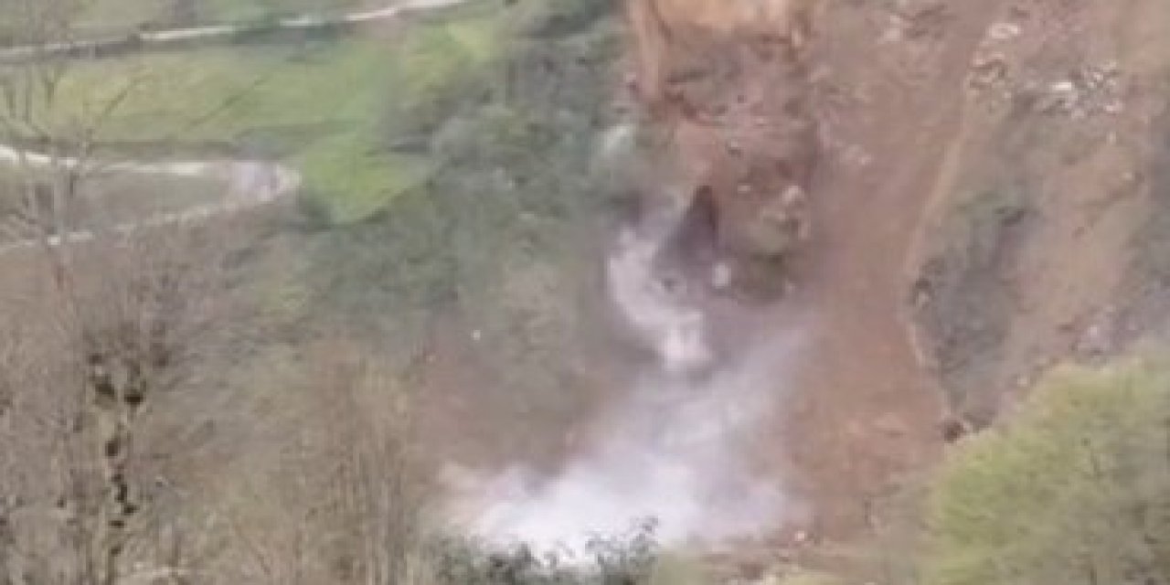 Rize'de yamaçtan kopan kaya, dereye yuvarlandı; o anlar kamerada