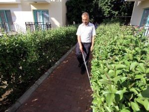 Fethiye’de Görme Engelliler Beyaz Bastonla Yürümeyi Öğreniyor