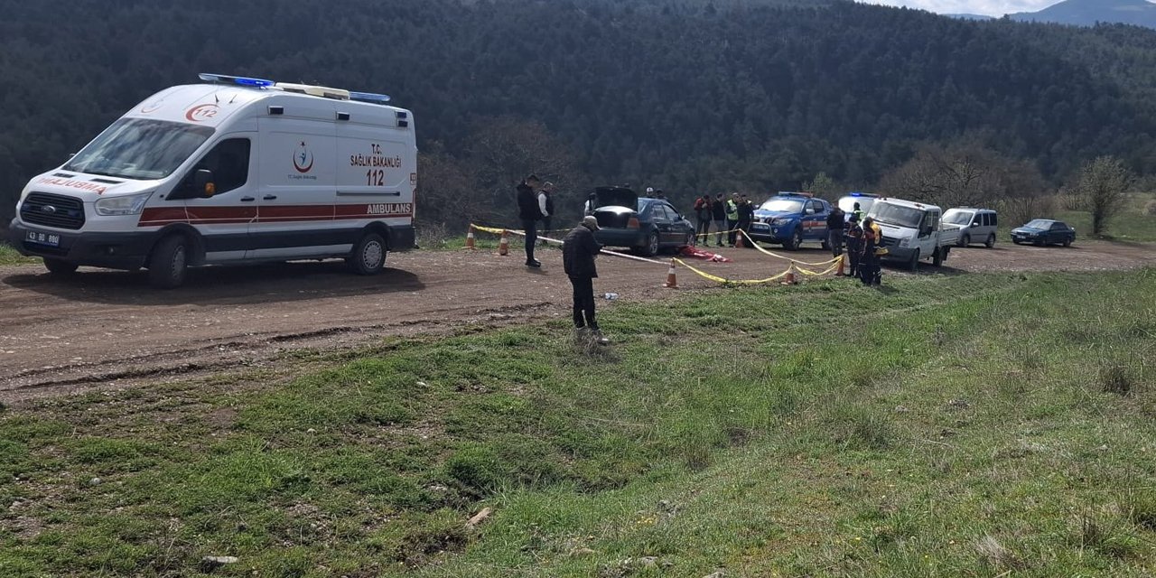 Tamir etmek istediği otomobilin altında kalarak öldü