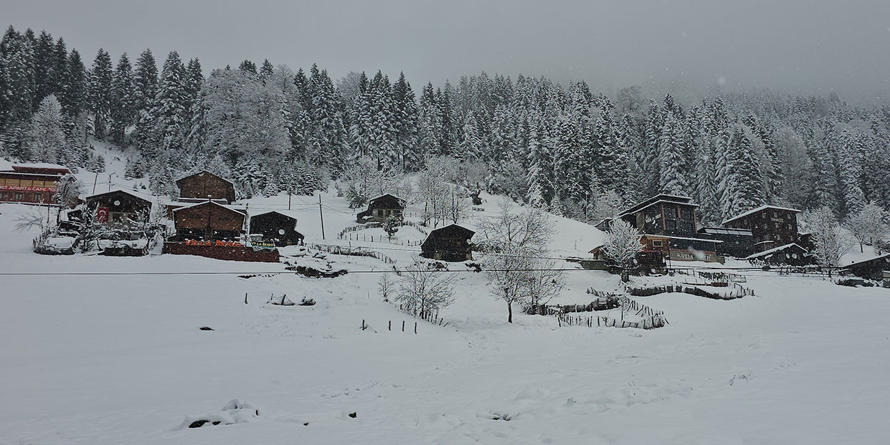 Ayder Yaylası'nda kar etkili oldu