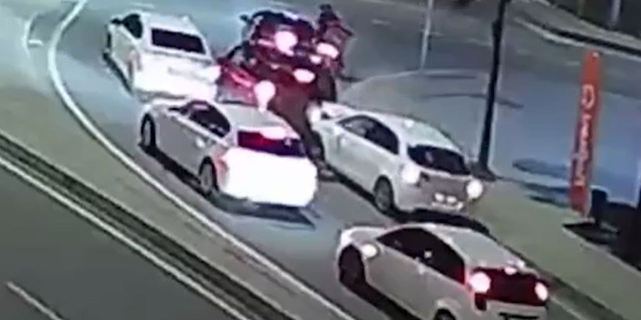 Fren yerine gaza bastı, 4 araç birbirine girdi: Kaza anı kamerada